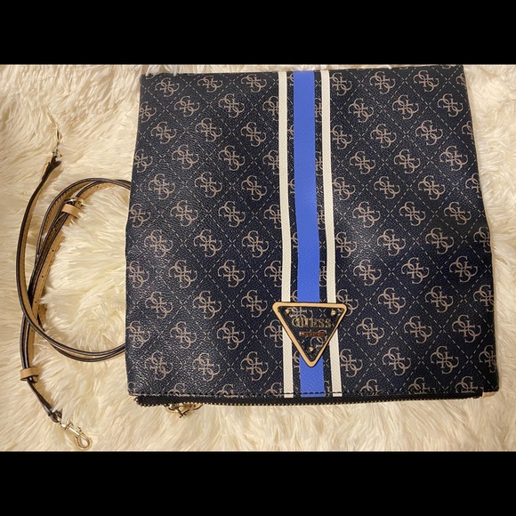 Guess two-way bag can be worn as clutch or crossbody. - Picture 4 of 8